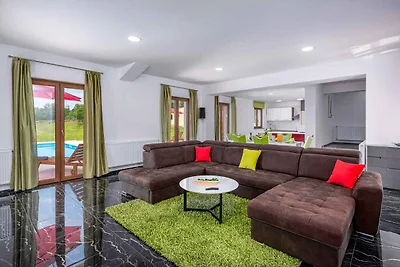 Ferienhaus mit Pool in ruhiger Lage