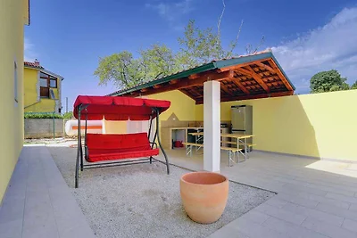 Villa mit Pool und Terrasse