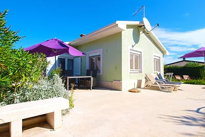 Ferienhaus mit Pool und Grill