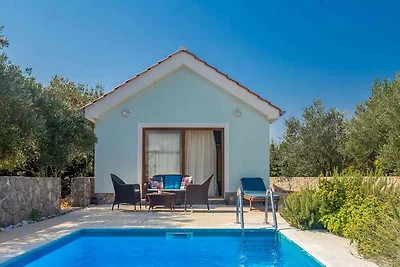 Ferienhaus mit Pool und Klimaanlage