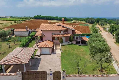 Villa mit beheiztem Pool