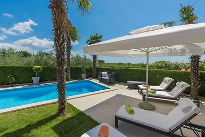Villa mit Pool und Garten in ruhigen Dorf in 