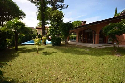 Villa mit Garten und Pool