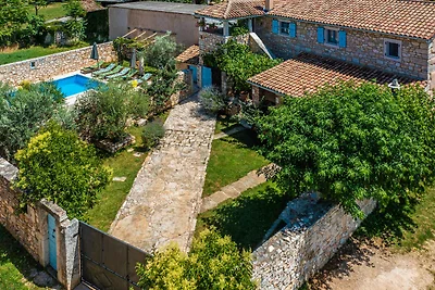 Villa mit Swimmingpool, Taverne und