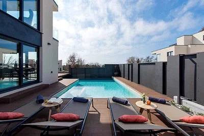 Villa mit Pool in Strandnähe