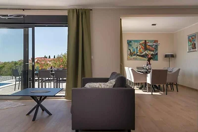 Luxusvilla mit Pool und Strandnähe im ruhigen