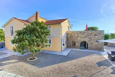 Villa mit Pool für 6 Personen