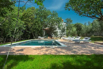 Villa mit Pool in ruhiger Lage