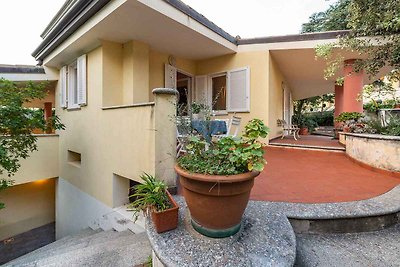 Villa mit Terrasse und Parkplatz