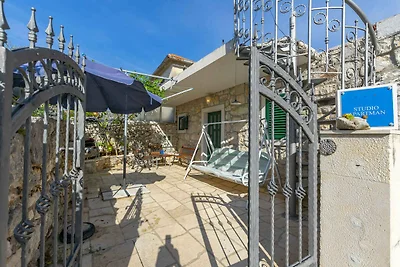 Ferienhaus mit Garten und Klimaanlage