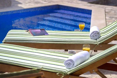 Ferienhaus mit Pool und Grill