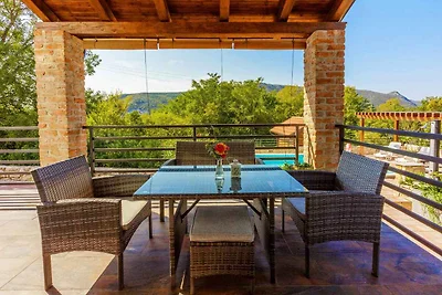 Villa mit Swimmingpool und Panoramablick