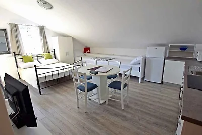 Studio mit Klimaanlage und Balkon