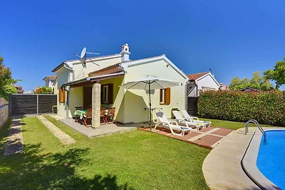Villa mit Pool in Strandnähe
