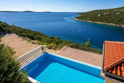 Villa mit Pool und Meerblick