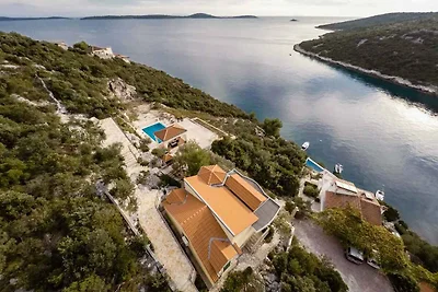 Villa mit Pool und Meerblick