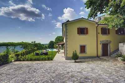 Villa mit Pool und Panoramablick