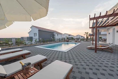Villa mit Pool und WLAN
