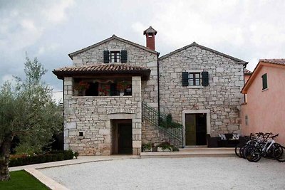 Villa mit Pool und Whirlpool