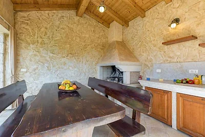 Villa mit Salzwasserpool und Klimaanlage
