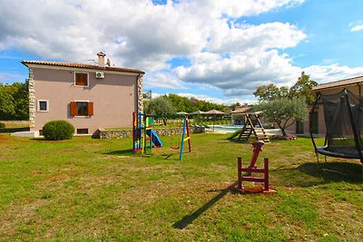 Villa mit Swimmingpool, Kinderspielplatz und