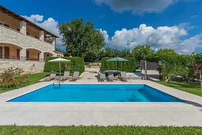 Villa mit Pool und Whirpool