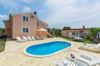 Villa mit Pool und Garten
