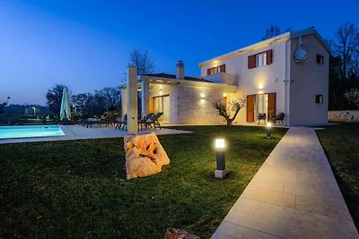 Villa mit Swimmingpool und Grill