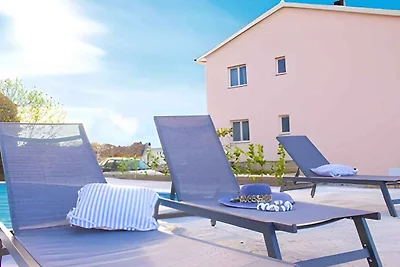 Ferienwohnung mit Pool und Meerblick