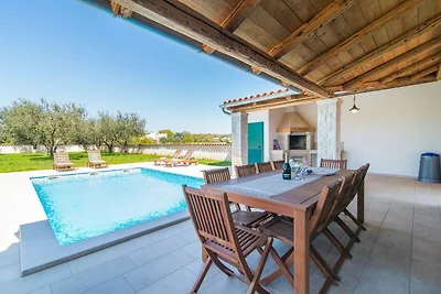 Villa mit Pool und Garten