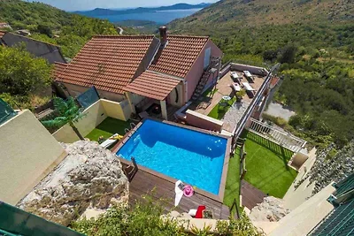 Ferienhaus mit Pool, Klimaanlage und