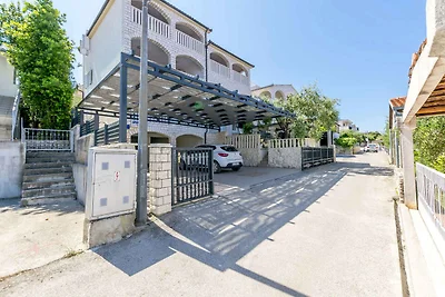 Charmante Ferienwohnung Marina in Ražanj mit 