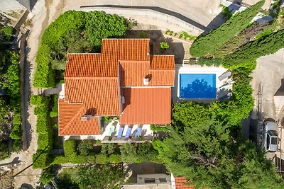 Grosszügige Villa Skalinada in Baška Voda für