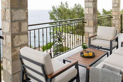 Ferienhaus mit Pool und Meerblick