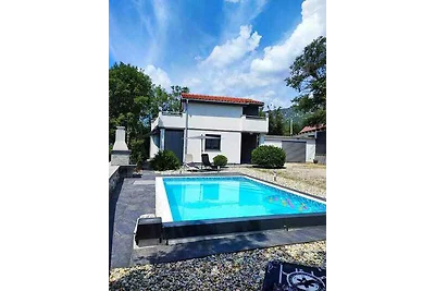 Ferienhaus mit Pool und Garten