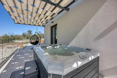 Villa mit beheiztem Pool und Jacuzzi