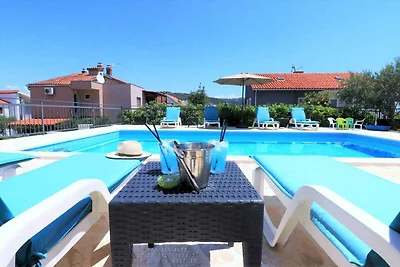 Ferienhaus mit Aussenpool und Fitness