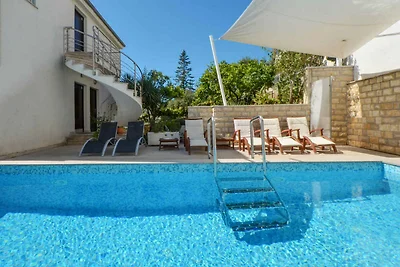Ferienwohnung mit Pool und Meerblick