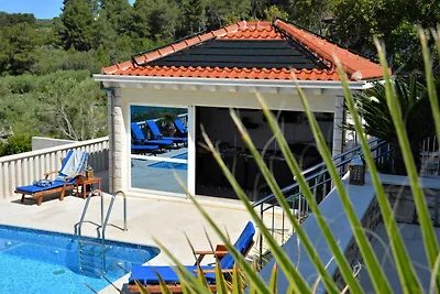Villa mit Pool und Terrasse