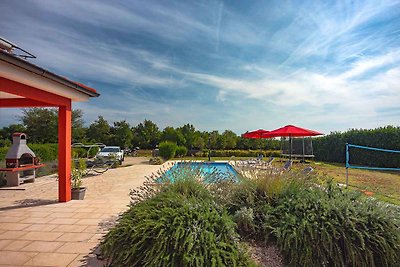 Ferienhaus mit Pool, Spielplatz und Terrasse