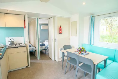 Mobilehome mit Klimaanlage und halb überdacht