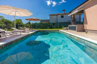 Ferienhaus mit Pool und Klimaanlage