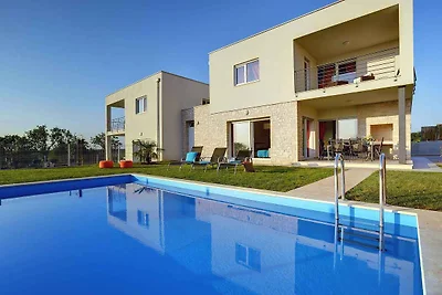 Villa mit Pool und Grill