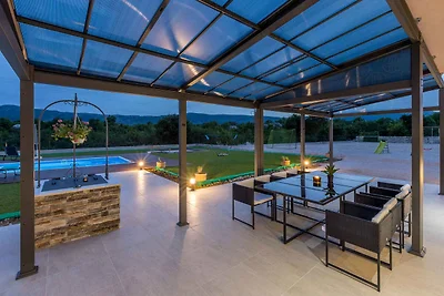 Ferienhaus mit Pool und Klimaanlage