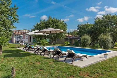 Ferienhaus mit Pool, umgeben von Natur