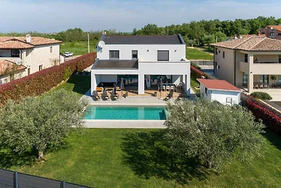 Villa mit Pool und Klimaanlage