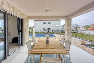 Villa mit Pool und Whirlpool