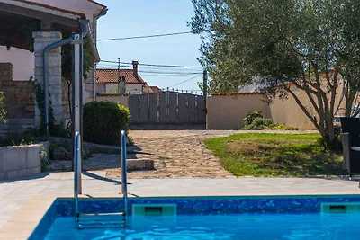 Villa mit Terrasse, Pool und Klimaanlage