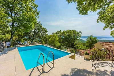 Villa mit Swimmingpool und Sonnenterrasse mit