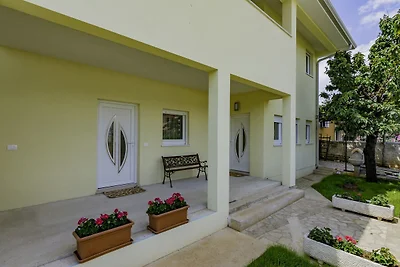 Ferienwohnung mit Garten und Klimaanlage